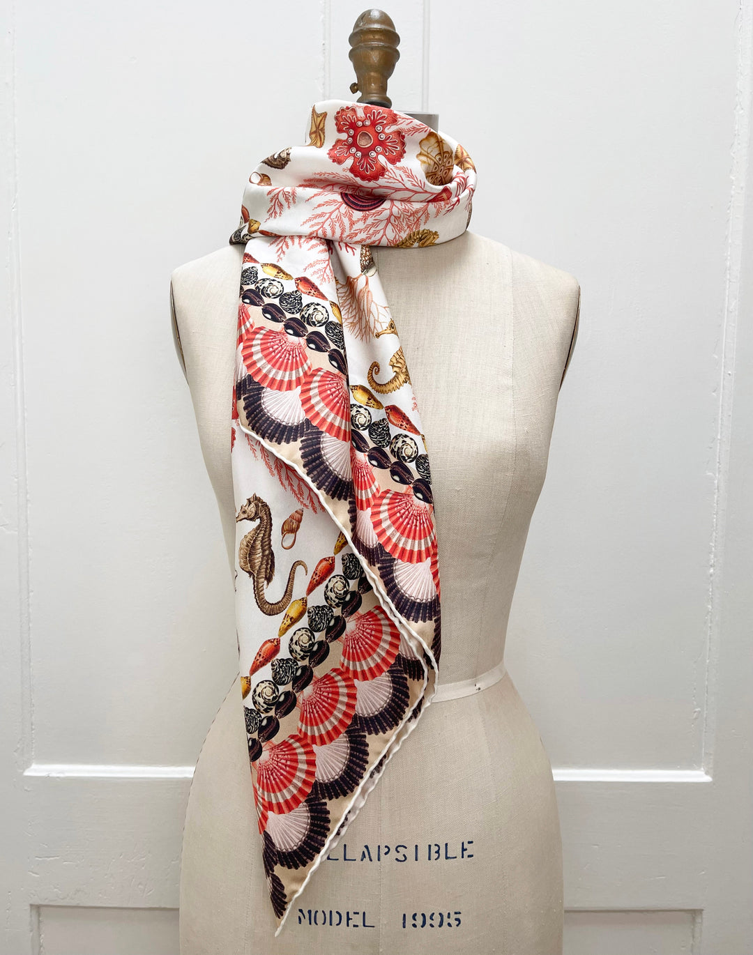【完売】venica Scallop embroidery scarf Elwyn New York Scalloped Sanctuary Scarf | Hand sewn